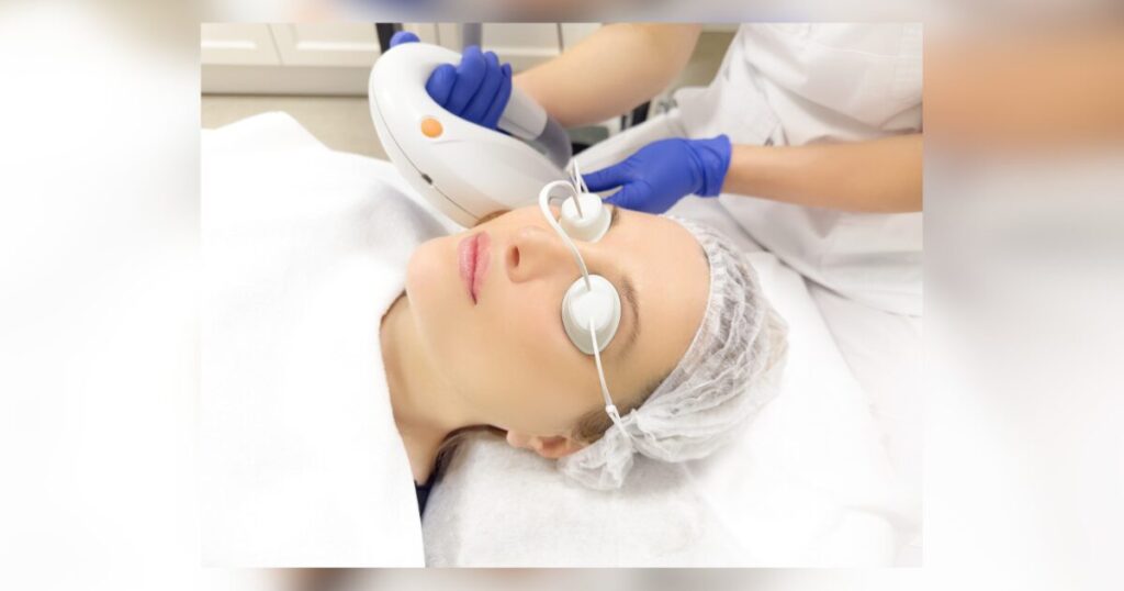 美容医療を受けてる女性