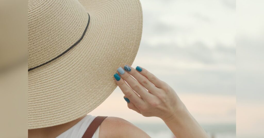 帽子をかぶっている女性